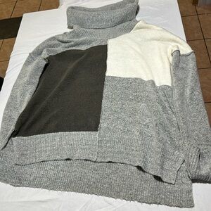 Absolutely  Famous   Size 1X Gray and White Turtle Neck Sweater. Very soft
